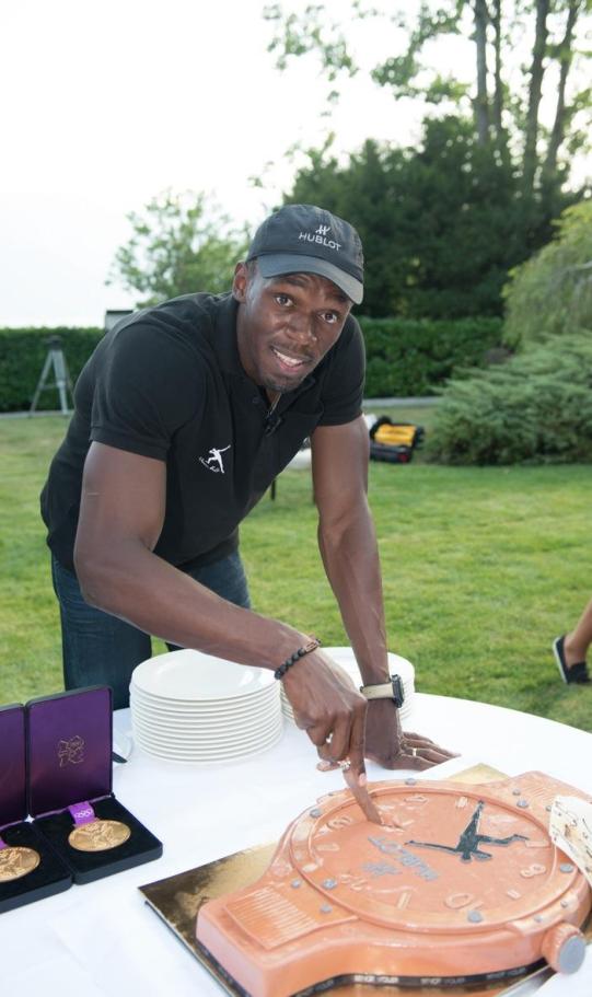 Usain cuts his birthday cake