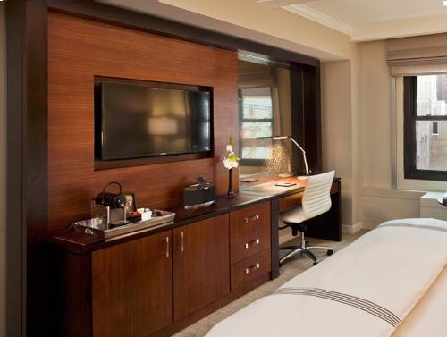 Quin suite desk